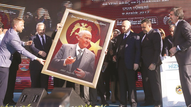 Antalya'da temaslarda bulunan MHP lideri 
Bahçeli'ye partililer, portresini hediye etti.