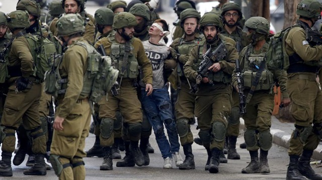 İsrail askerlerinin gözaltına alıp, gözlerini bağlayarak götürdüğü 14 yaşındaki Fevzi El-Junidi isimli Filistinli çocuk ise devam eden direnişin sembolü olmuştu.