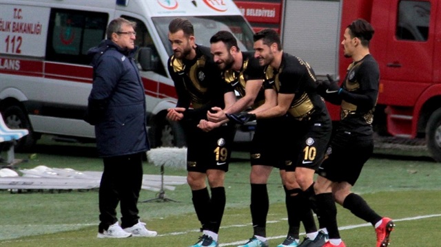 Osmanlıspor, Alanyaspor engelini ilk yarıda bulduğu üç penaltı penaltı golüyle geçti.