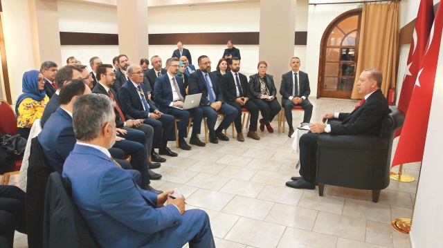 ​Cumhurbaşkanı Tayyip Erdoğan, iki günlük resmi ziyaretini beraberindeki gazetecilere değerlendirdi ve soruları cevapladı. 