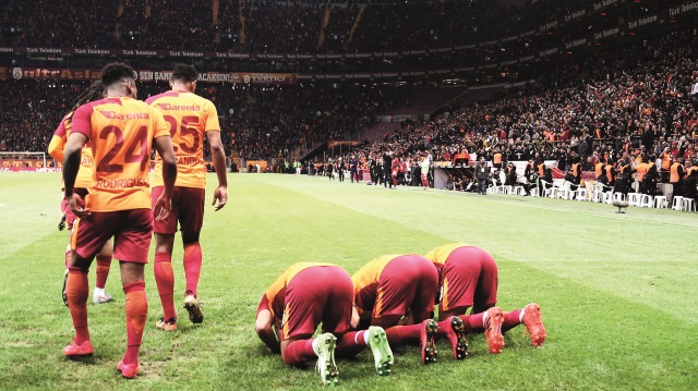 Galatasaray, ligin 15. haftasında evinde ağırladığı Teleset Mobilya Akhisarspor'u 2-0 geriye düşmesine rağmen 4-2 yendi.
