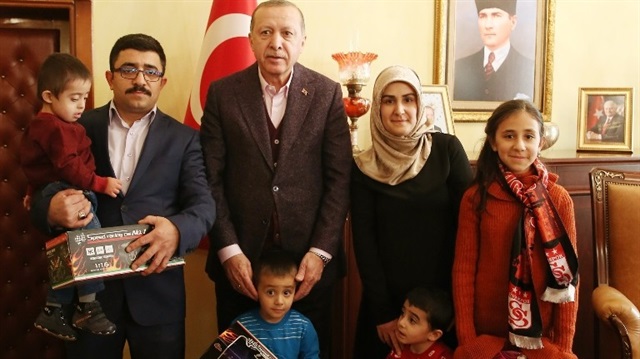 Cumhurbaşkanı Erdoğan, 3 yaşındaki Recep, Tayyip, Erdoğan isimlerini taşıyan üçüzler ile bir araya geldi.