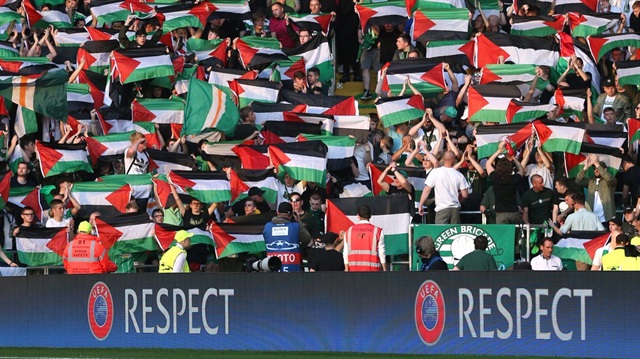 Celtic taraftarı İsrail takımı Hapoel Beer-Sheva ile oynadıkları maçta tribünlerde Filistin bayrağı açmış ve bu yüzden UEFA'dan ciddi bir ceza almıştı.