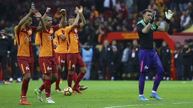 Galatasaray kendi evinde 2-0 geriye düştüğü maçta Teleset Mobilya Akhisarspor'u 4-2 yendi. 