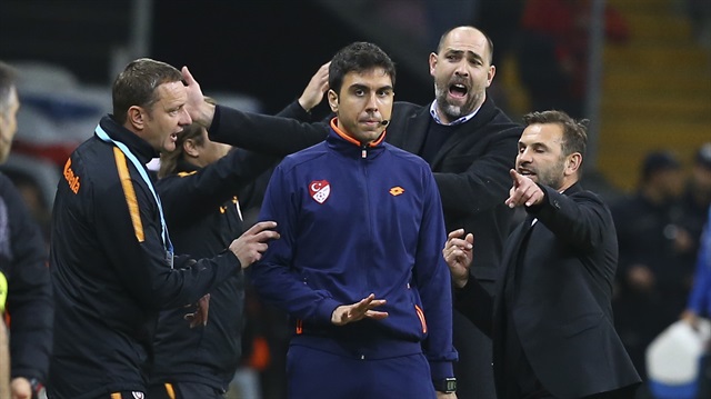Okan Buruk ve Igor Tudor, Galatasaray-Akhisar maçında tartışma yaşadı.