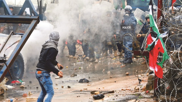 Batı Şeria ve Gazze’de de göstericiler ve İsrail güçleri arasındaki çatışmalar yeniden alevlenirken, 230’dan fazla kişi yaralandı.