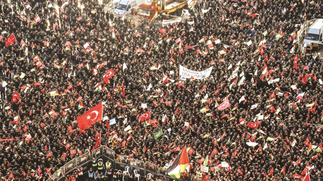 İstanbul Yenikapı Meydan'ın da binlerce kişi Kudüs için toplandı