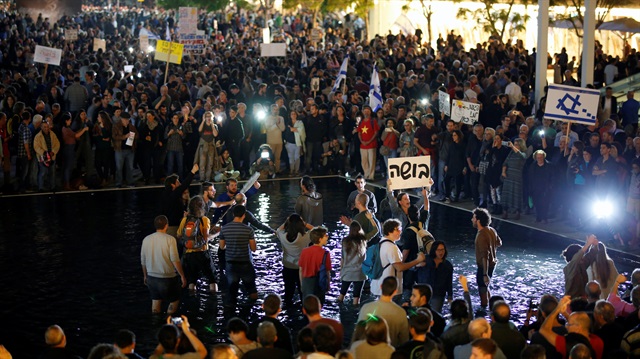 Öfkelerini dile getiren kalabalık, Netanyahu'nun hapse atılması yönünde sloganlar attı.