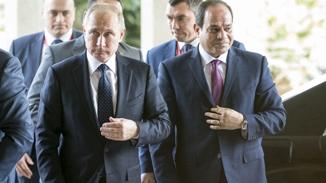 Rusya Devlet Başkanı Putin’i Kahire Uluslararası Havalimanında Mısır Cumhurbaşkanı Abdülfettah es-Sisi karşıladı. 