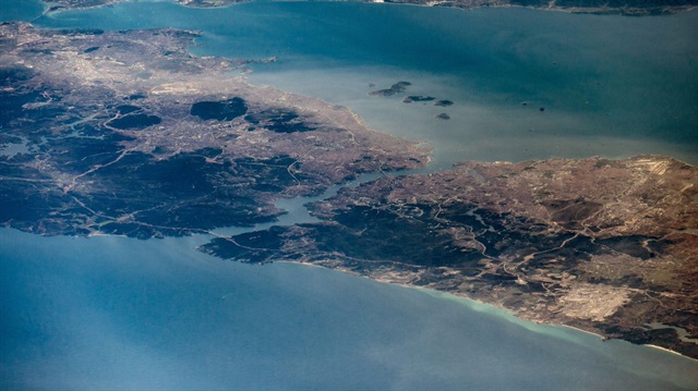 Paylaşılan fotoğrafta İstanbul Boğazı, köprüler ve adalar net bir şekilde görülüyor.