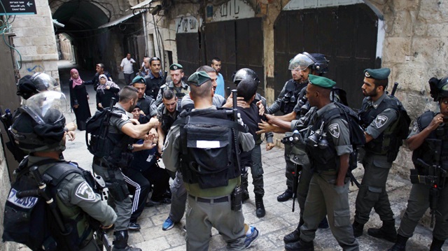 İsrail polisi Gazze'deki vatandaşlara saldırıyor