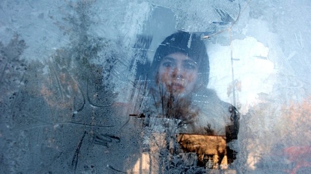 Erzurum'da otobüs duraklarının camları buzla kaplandı.
