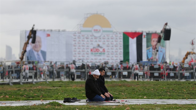 السلطان عبدالحميد وأربكان يحتضنان قبة الصخرة بتظاهرة "القدس للإسلام"