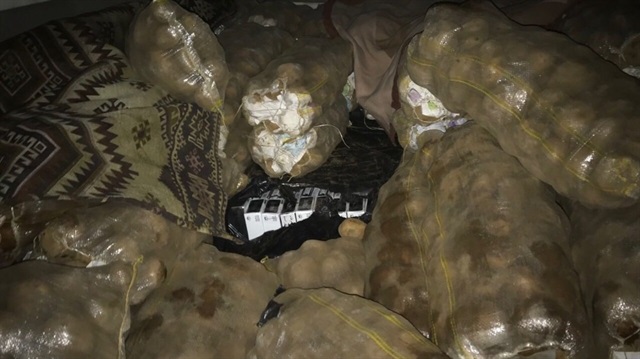 Kaçakçıların, patates çuvalları arasına kaçak sigara sakladıkları görüldü. 