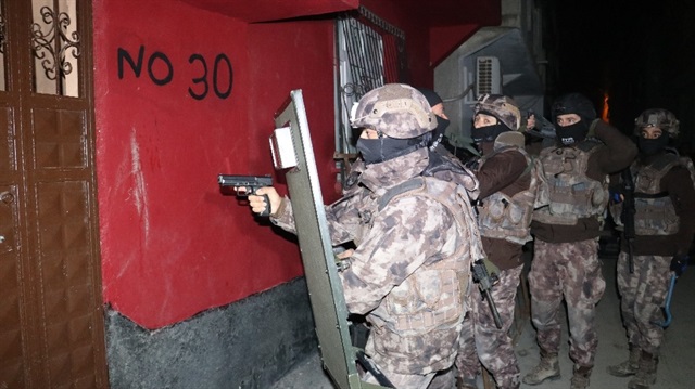 Adana’da gerçekleştirilen uyuşturucu operasyonunda 13 kişi gözaltına alındı. 