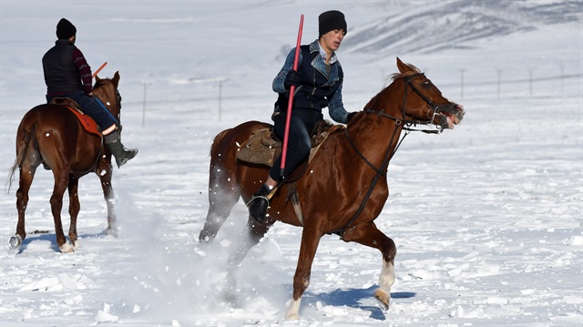 فوق الثلوج.. أتراك يمارسون "الجيريت" على صهوات خيولهم