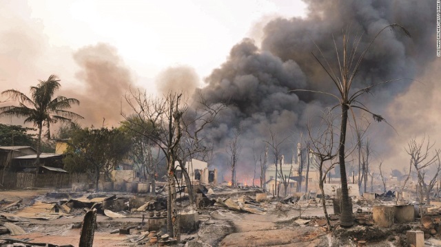 Napura köyünde Myanmarlı güvenlik güçlerinin Arakanlı Müslümanlara ait 4 evi ateşe verdiği ifade edildi.