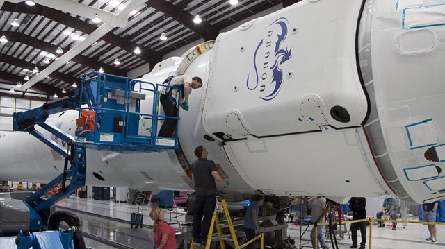 SpaceX'in Dragon roketi fırlatma için hazırlanıyor. 