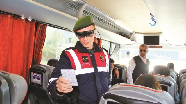 Bodrum’da jandarma ekipleri, “takbul gözlüğü” ile kimlik sorgulaması yaptı. İlk kez böyle bir uygulamayla karşılaşan yolcular, şaşkınlıklarını gizleyemedi.
