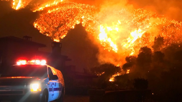Thomas wildfire burns above Bella Vista Drive near Romero Canyon