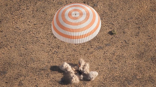 Kapsülden çıkarılan astronotların durumunun iyi olduğu belirtildi.