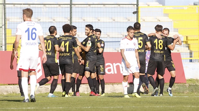 İstanbulspor forması giyen futbolcular golün ardından büyük sevinç yaşadılar.