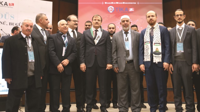 Etkinliğe katılan Başbakan Yardımcısı Hakan Çavuşoğlu, İlim Yayma Vakfı Mütevelli Heyeti Başkan Vekili Bilal Erdoğan ve katılımcılar, fotoğraf çektirdi.