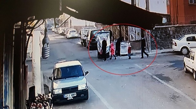 Diyarbakır'da yol ortasında bir maganda hamile kadına çocuklarının yanında silah çekerek taciz etti.