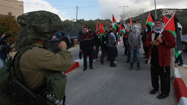 İşgalci İsrail güçleri Batı Şeria'da Filistinlilere saldırmaya devam ediyor.