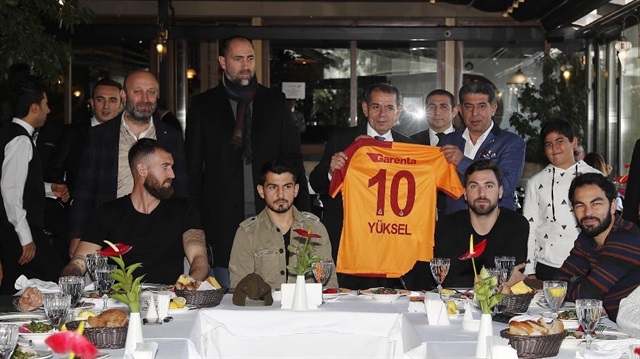 G.Saray Başkanı Dursun Özbek, takımla birlikte özel bir yemekte buluştu.