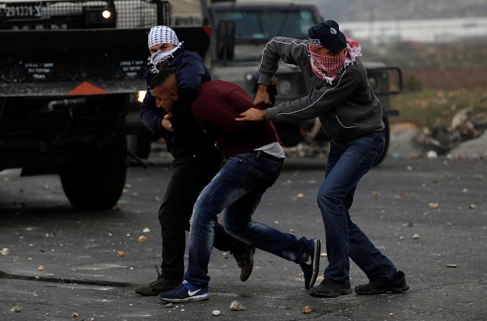 Filistinlilerin kıyafetleri gibi giyinen İsrail ajanları, göstericilerin arasına dalarak Filistinlilere saldırdı. Ramallah- Reuters