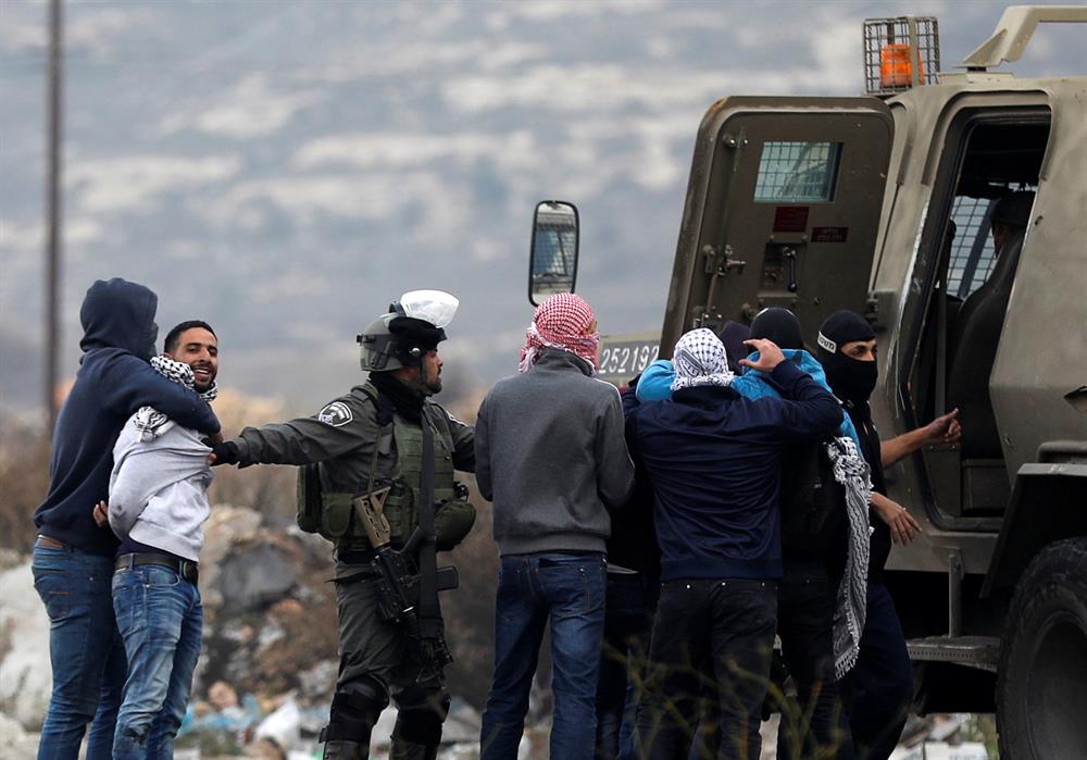 Filistinlilerin kıyafetleri gibi giyinen İsrail ajanları, göstericilerin arasına dalarak Filistinlilere saldırdı. Ramallah- Reuters 