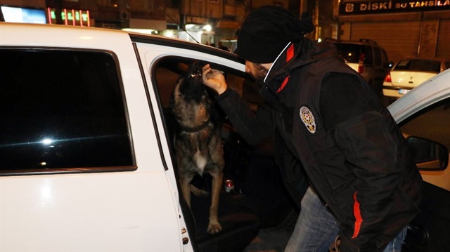 Diyarbakır'da 900 polisle ve dedektör köpeklerle helikopter destekli asayiş uygulaması yapıldı.