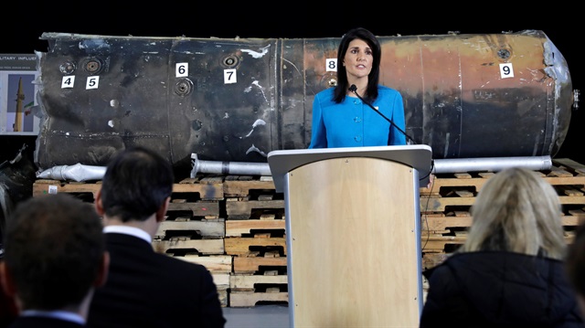 ABD'nin Birleşmiş Milletler Daimi Temsilcisi Nikki Haley, Washington'da bir askeri üstte füze parçalarının önünde brifing verdi.