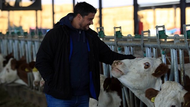 ABD'de okudu, 600 inekle süt işine girdi.