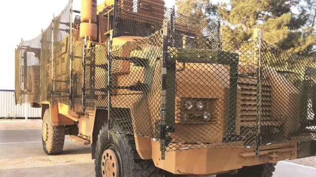 Tel sayesinde tank ya da zırhlıya değmeden hemen önce patlayan antitank roketi, bir nebze soğuduğu için araca ağır hasar veremiyor. 