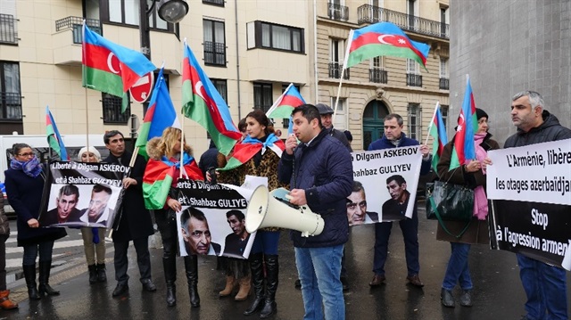 Azerbaycanlı vatandaşlar bayraklarını sallıyor