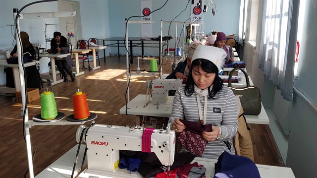 "تيكا" التركية تفتتح ورشة خياطة في قرغيزستان لدعم النساء