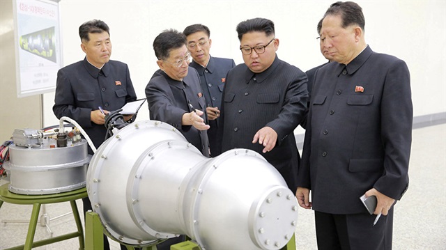 Geçtiğimiz sene Kuzey Kore lideri Kim Jong-un, ürettikleri 'ilk hidrojen bombasının' yanında poz vermişti.