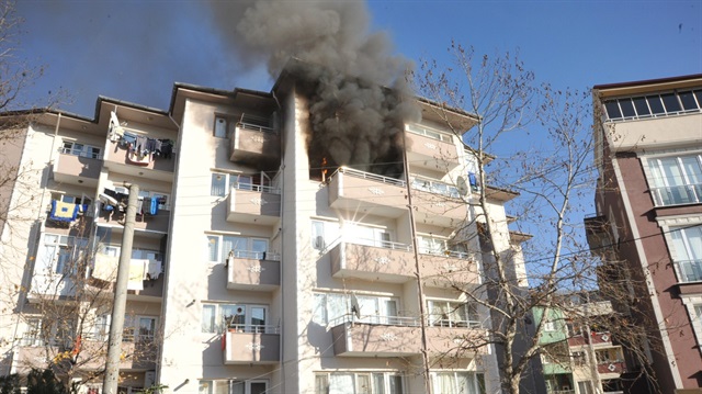 Bursa Orhangazi ilçesinde bir apartmanda yangın çıktı.