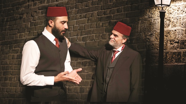 Oyunda Mehmet Akif'e İbrahim Öner (sağda) hayat veriyor.