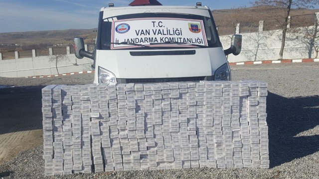 Van'da yol kontrolleri esnasında kaçan minibüsün yakalanması sonucu 5 bin paket kaçak sigaraya el konuldu.