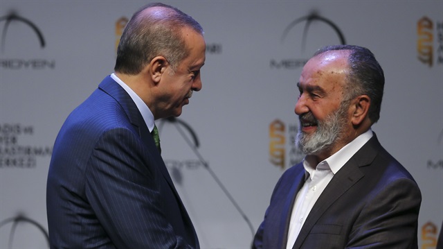 Yeni Şafak gazetesi yazarı Hayrettin Karaman'a ödülünü Cumhurbaşkanı Erdoğan takdim etti.