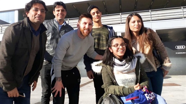 Suriyeli sığınmacı Nujeen, Messi ve diğer Barcelonalı oyuncularla fotoğraf çektirdi.