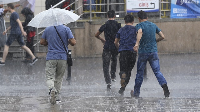 Meteorolojiden İstanbul ve bazı illere sağanak yağış uyarısı yapıldı.