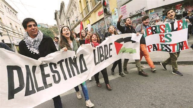 “Türkiye’ye selam”, “Kudüs Filistin’in başkenti” sloganları atıldı.