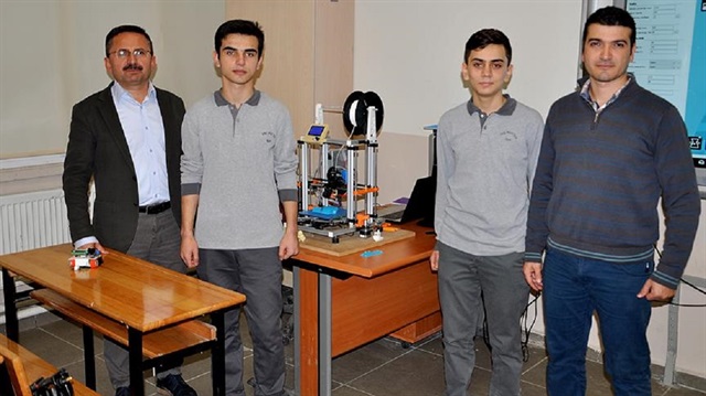 Robotun parçalarını üretebilmek için önce 3D yazıcı üretmeye karar verdiler