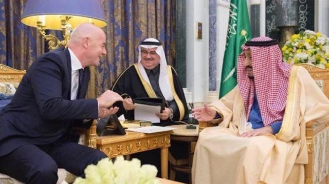 العاهل السعودي يستقبل رئيس"فيفا"