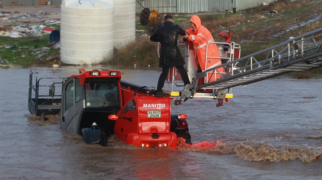 Kırklareli'nde sağanak yağışta iş makinası sel sularından böyle kurtarıldı