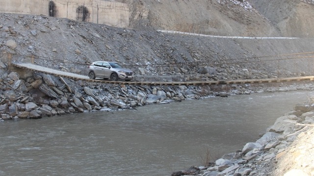 Hakkari'de yolu kısaltmak isteyen vatandaşlar tehlikeli olmasına rağmen asma köprüyü kullanıyor.